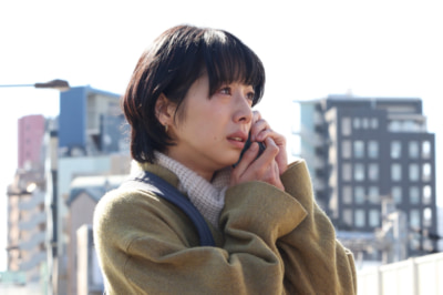 電話を耳に当て、涙ぐむ桃野奈々（夏帆）（『silent』6話より）写真提供＝フジテレビ