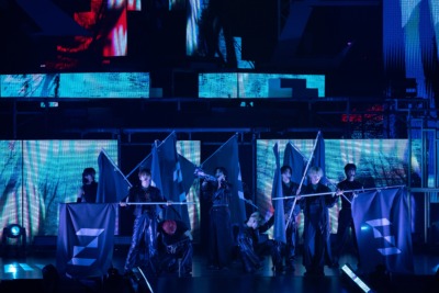 『2025 INI 3RD ARENA LIVE TOUR [XQUARE] 』より （C）LAPONE ENTERTAINMENT